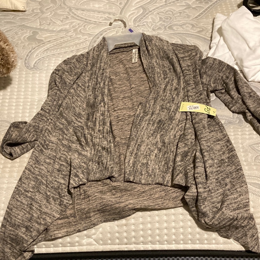 Cardigan,the color is grey,the brand is Per Seption